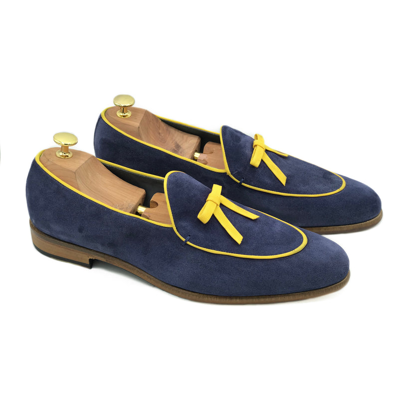 Belgian loafers in pelle scamosciata blu e fiocco giallo di virgilio 01