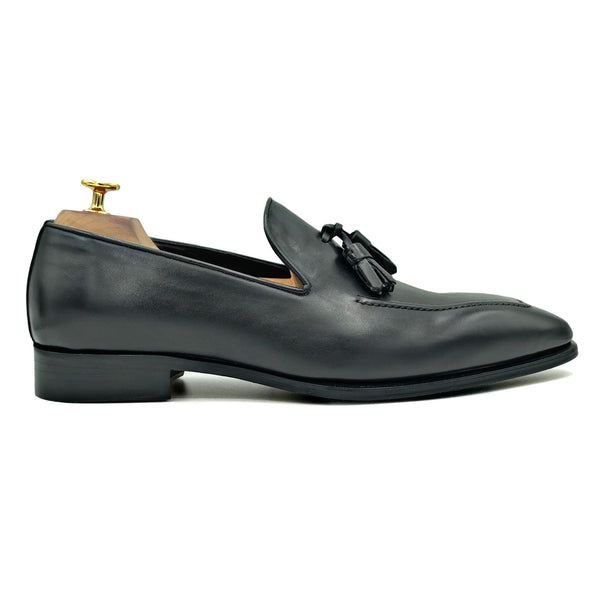 Mocassini con nappine in pelle nera di virgilio shoes 02